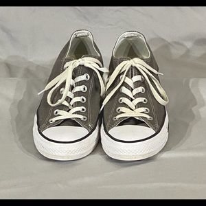 Converse low top grey.